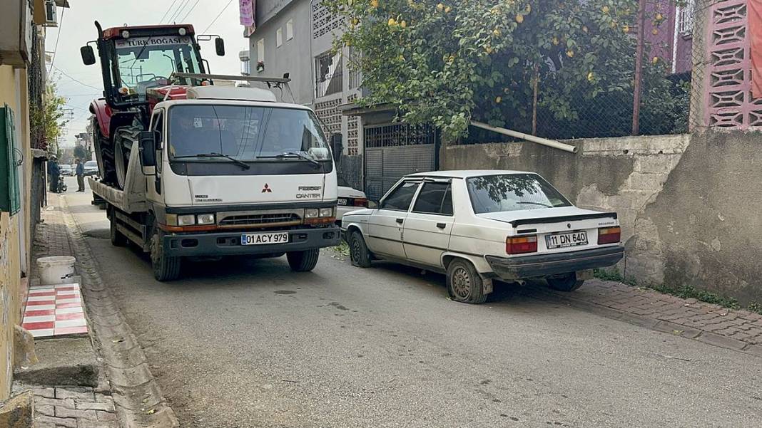 Aracını sokağa park edenler mahalle sakinleri sabah korkunç manzarayla karşılaştı! Apart topar polisi aradılar 4
